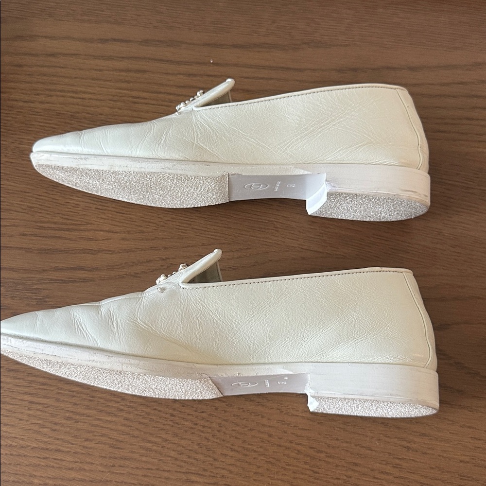 CHANEL Pearl CC logo White Leather Loafers - Picture 7 of 9